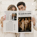 Photo d'une femme tenant dans la main la gazette mariage boheme, un journal personnalisé par le couple qui est un parfait cadeau invité mariage.