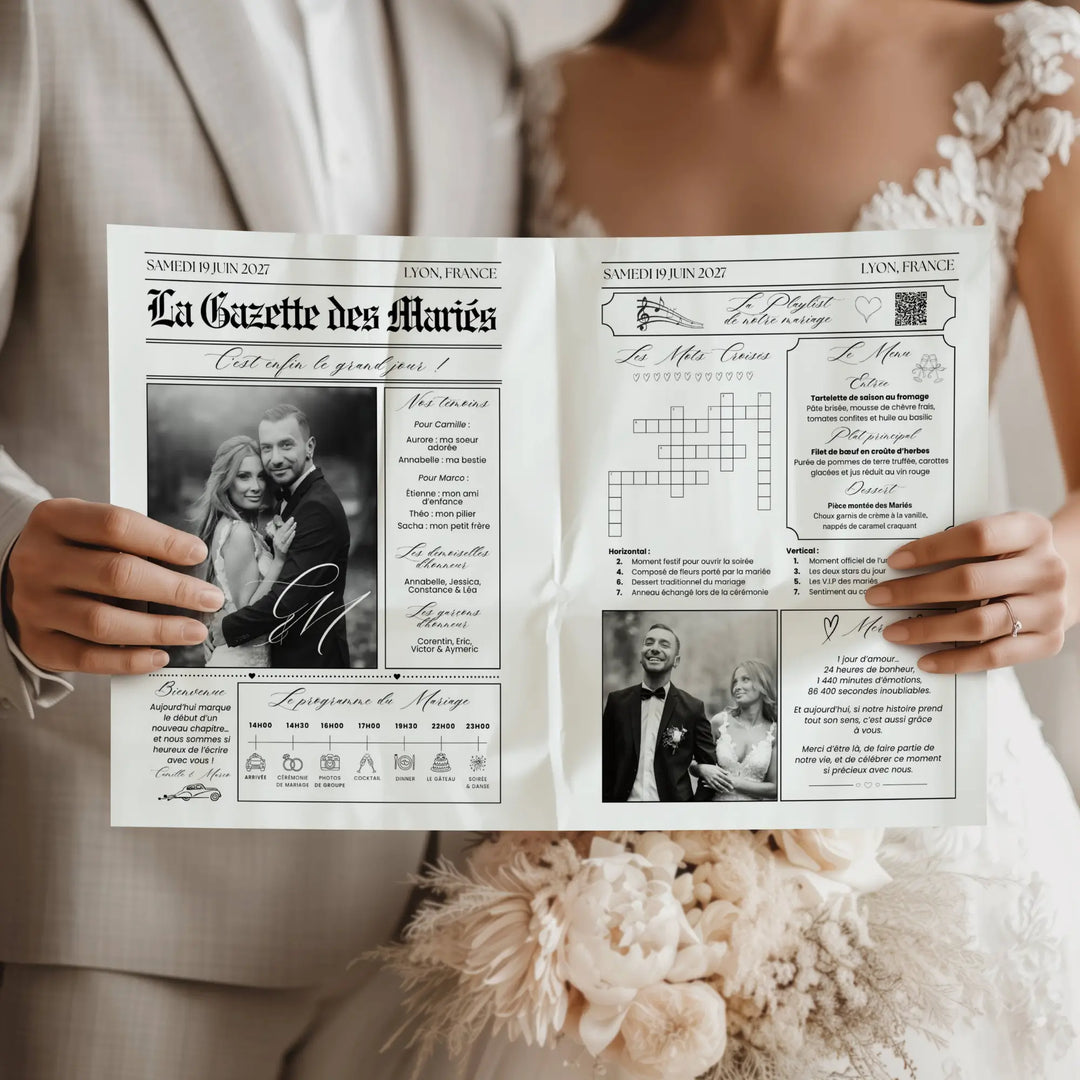 Mariés tenant leur gazette personnalisée de mariage avec monogramme, souvenir et cadeau invité unique.