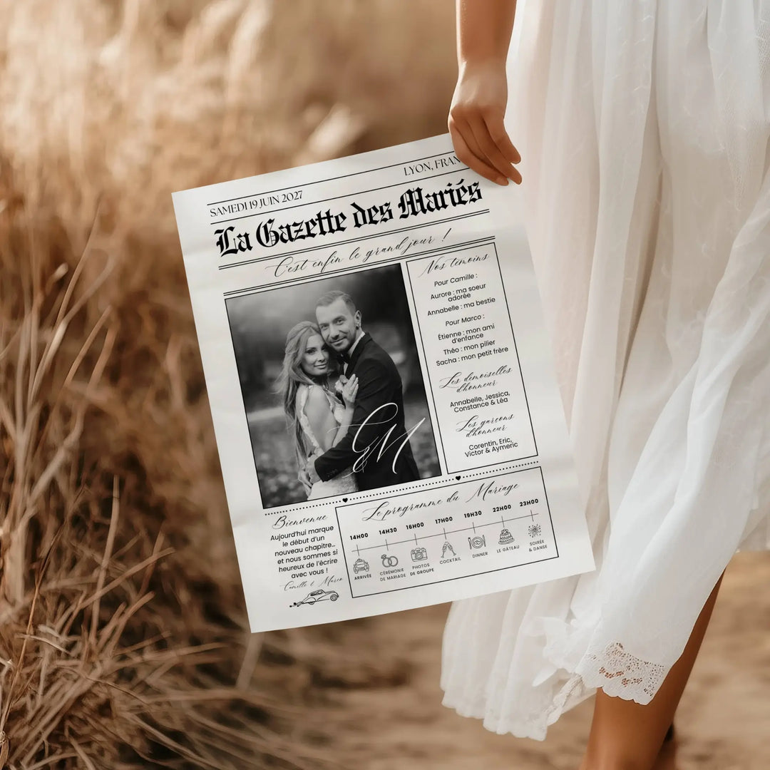 Photo d'une femme tenant dans la main la gazette mariage noir et blanc, un journal personnalisé par le couple pour offrir aux invités du mariage.