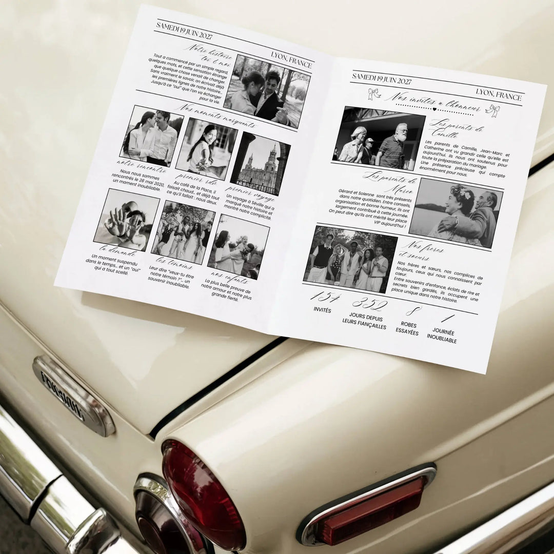Photo de la gazette mariage noir &amp; blanc personnalisée ouverte posée sur une voiture.