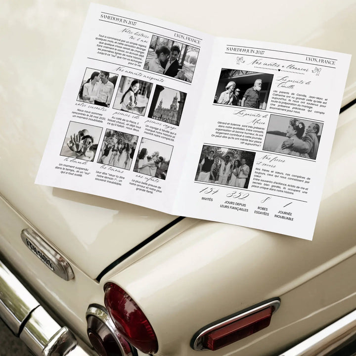 Photo de la gazette mariage noir &amp; blanc personnalisée ouverte posée sur une voiture.