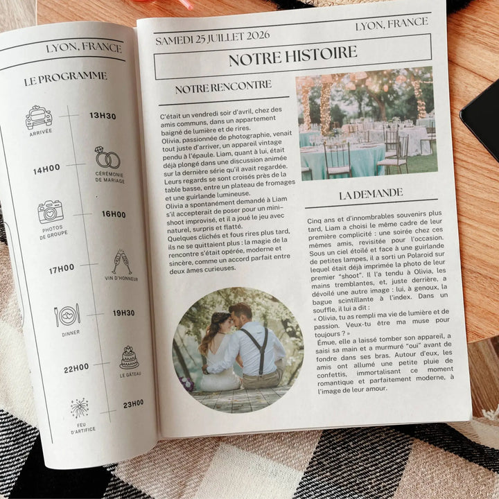 Double page d’une gazette de mariage bohème ouverte sur une table avec plaid à carreaux, présentant à gauche un programme illustré de la journée (arrivée, cérémonie, photos, vin d’honneur, dîner, gâteau, feu d’artifice) et à droite une section “Notre histoire”. Le récit, divisé en “Notre rencontre” et “La demande”, est accompagné de trois photos : un couple assis de dos s’embrassant dans un parc, une table de mariage décorée en extérieur, et une scène romantique du couple lors de la demande en mariage.