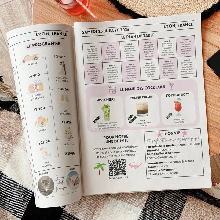 Double page d’une gazette des mariés love posée sur une couverture à carreaux présentant le plan de table.