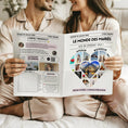Charger l'image dans la visionneuse de la galerie, Couple assis côte à côte en pyjama satiné beige, souriant et tenant une gazette des mariés love . La première page affiche un grand cœur composé de photos des mariés et de moments romantiques, avec les mots "Amour" et "Bonheur" en haut, et la mention "Olivia et Liam : L'amour fait la Une". La double page ouverte montre à gauche un jeu "2 vérités, 1 mensonge", une section "La playlist du mariage" avec QR code, un jeu de mots mêlés et un horoscope. L’ensemble est présenté sur un ton festif et élégant.
