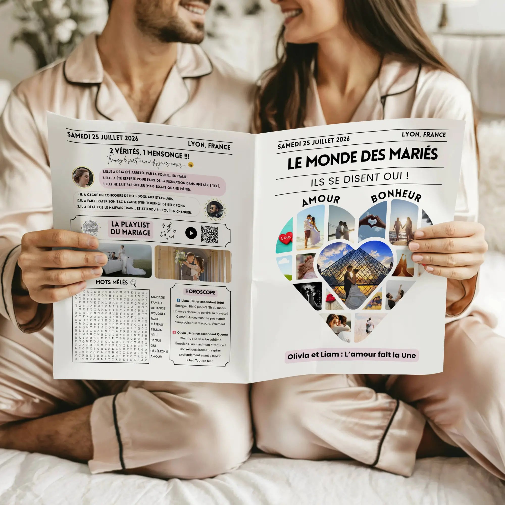 Couple assis côte à côte en pyjama satiné beige, souriant et tenant une gazette des mariés love . La première page affiche un grand cœur composé de photos des mariés et de moments romantiques, avec les mots "Amour" et "Bonheur" en haut, et la mention "Olivia et Liam : L'amour fait la Une". La double page ouverte montre à gauche un jeu "2 vérités, 1 mensonge", une section "La playlist du mariage" avec QR code, un jeu de mots mêlés et un horoscope. L’ensemble est présenté sur un ton festif et élégant.