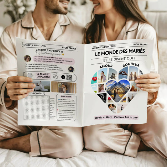 Couple assis côte à côte en pyjama satiné beige, souriant et tenant une gazette des mariés love . La première page affiche un grand cœur composé de photos des mariés et de moments romantiques, avec les mots "Amour" et "Bonheur" en haut, et la mention "Olivia et Liam : L'amour fait la Une". La double page ouverte montre à gauche un jeu "2 vérités, 1 mensonge", une section "La playlist du mariage" avec QR code, un jeu de mots mêlés et un horoscope. L’ensemble est présenté sur un ton festif et élégant.