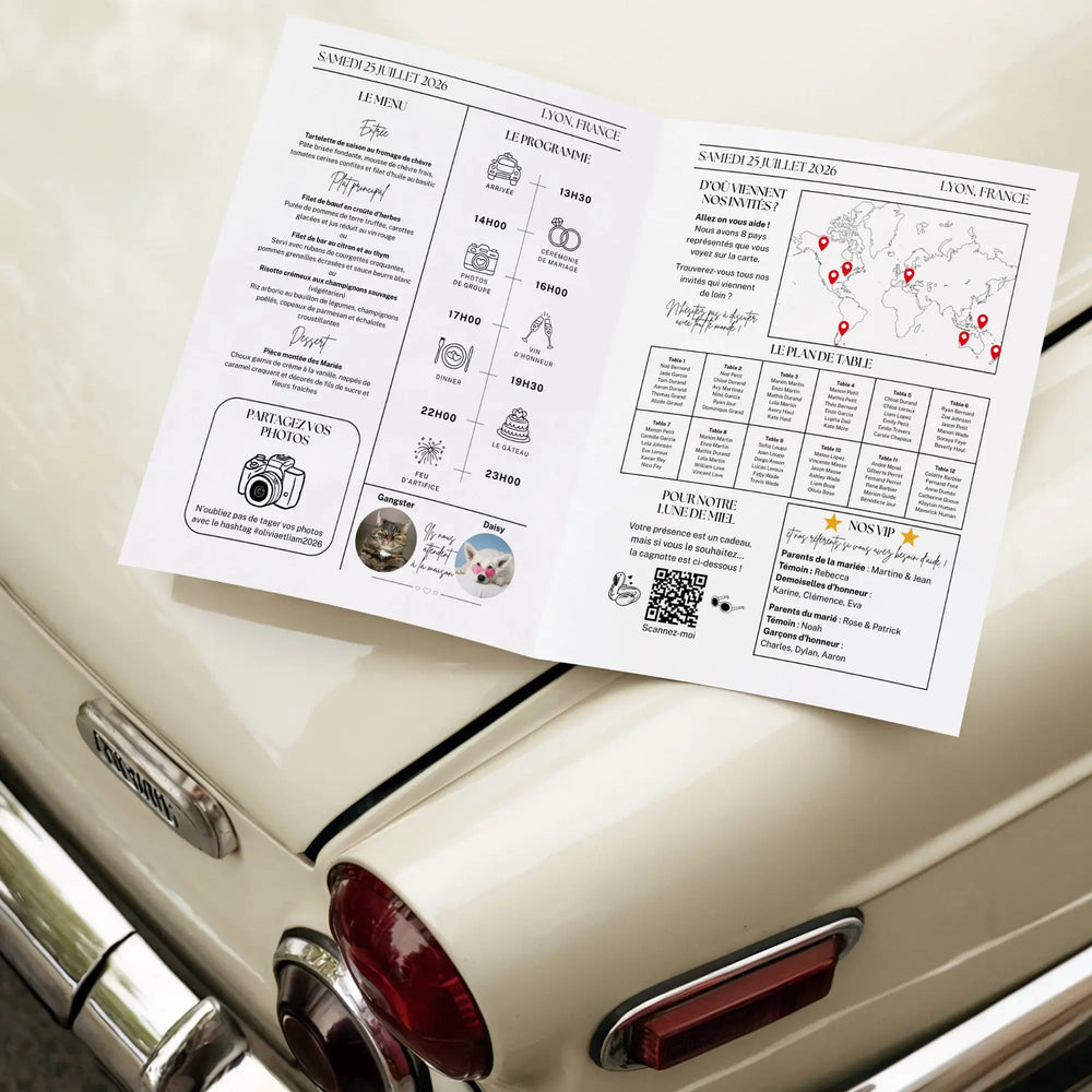 Photo de la gazette mariage originale personnalisée ouverte posée sur une voiture.