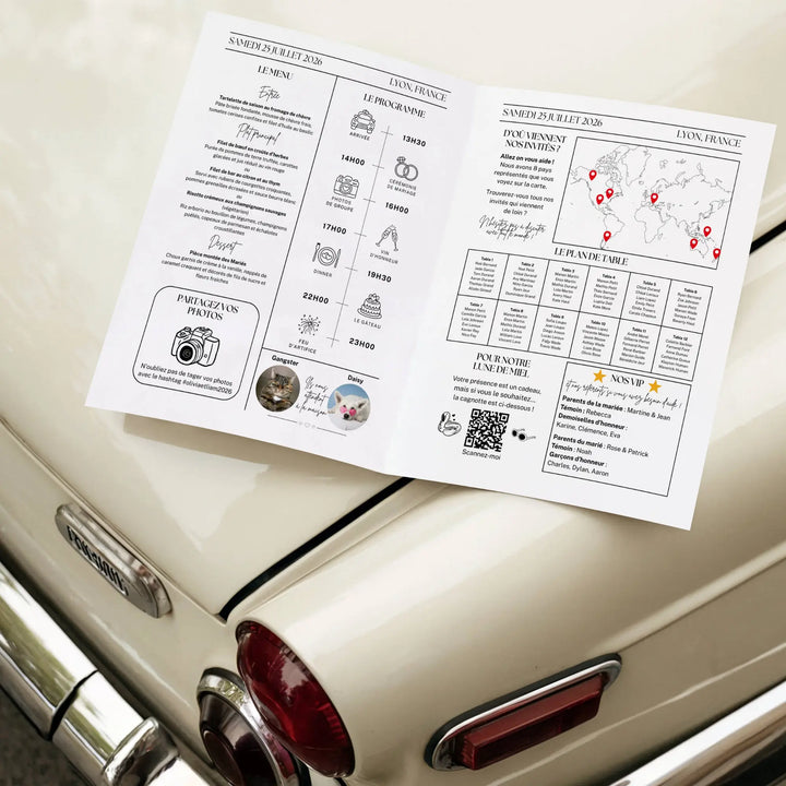 Photo de la gazette mariage originale personnalisée ouverte posée sur une voiture.