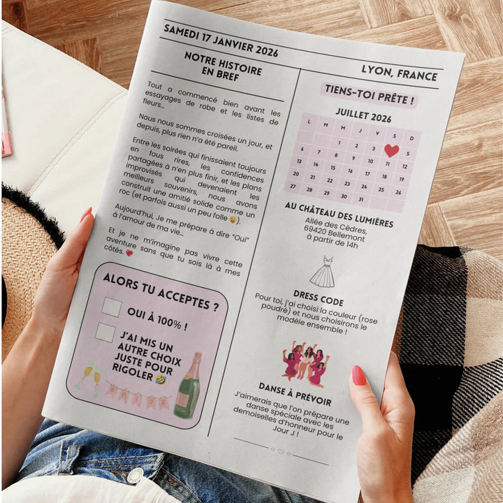 Personne tenant une gazette personnalisée des mariés spéciale témoin avec la page ouverte présentant le programme du mariage