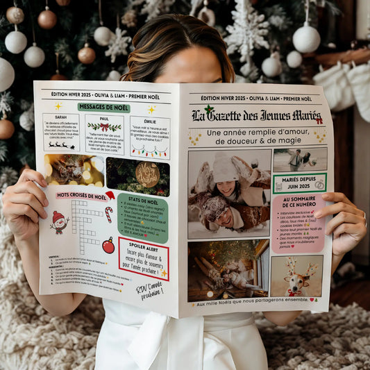 Femme dans un décor élégant de Noël tenant dans ses mains une gazette personnalisée pour célébrer le tout premier Noël des jeunes mariés
