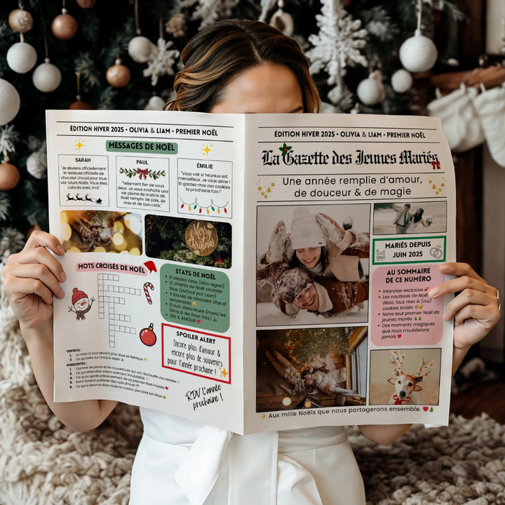 Femme dans un décor élégant de Noël tenant dans ses mains une gazette personnalisée pour célébrer le tout premier Noël des jeunes mariés