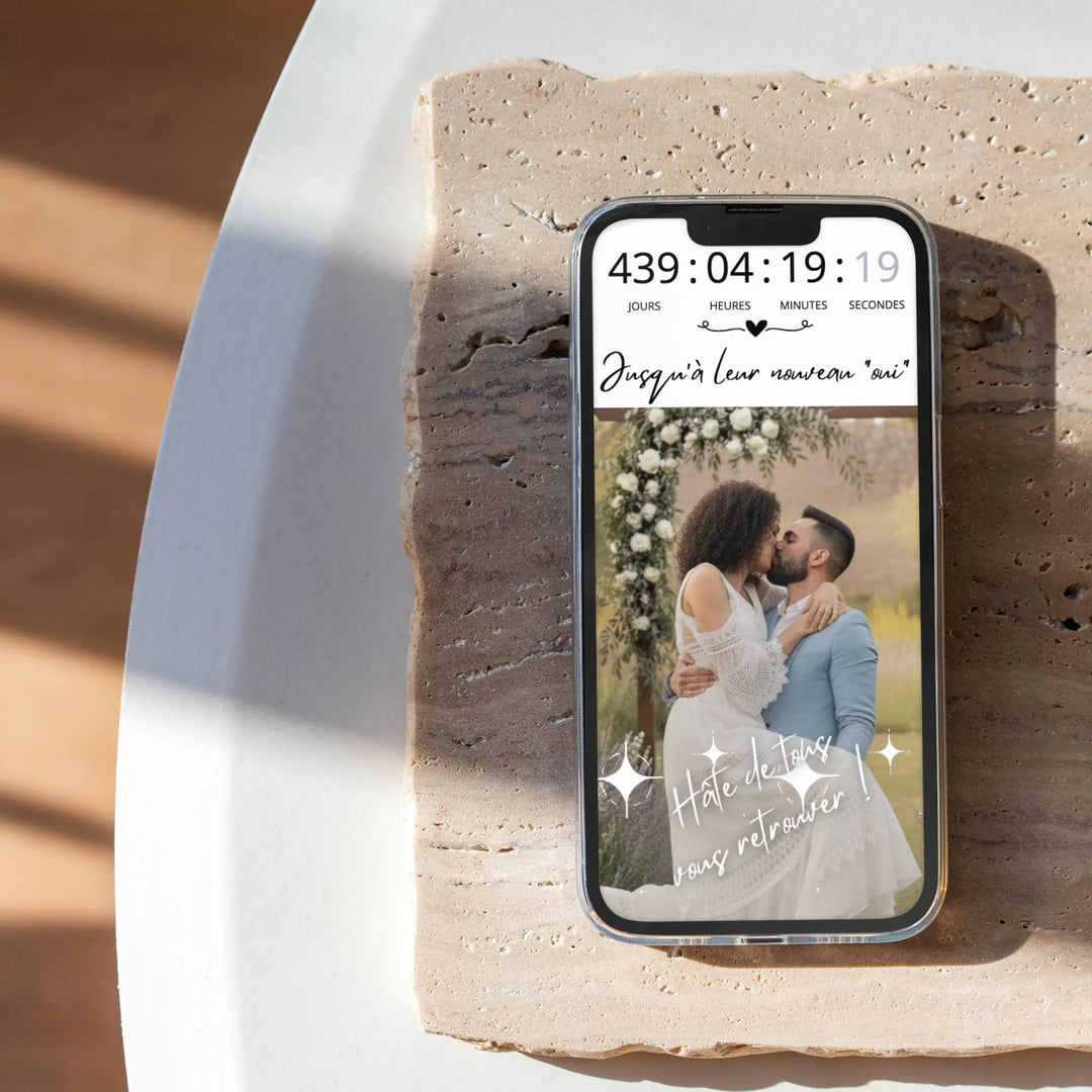 Photo d'un écran de téléphone avec compte à rebours et photos du couple pour le renouvellement des voeux de mariage.