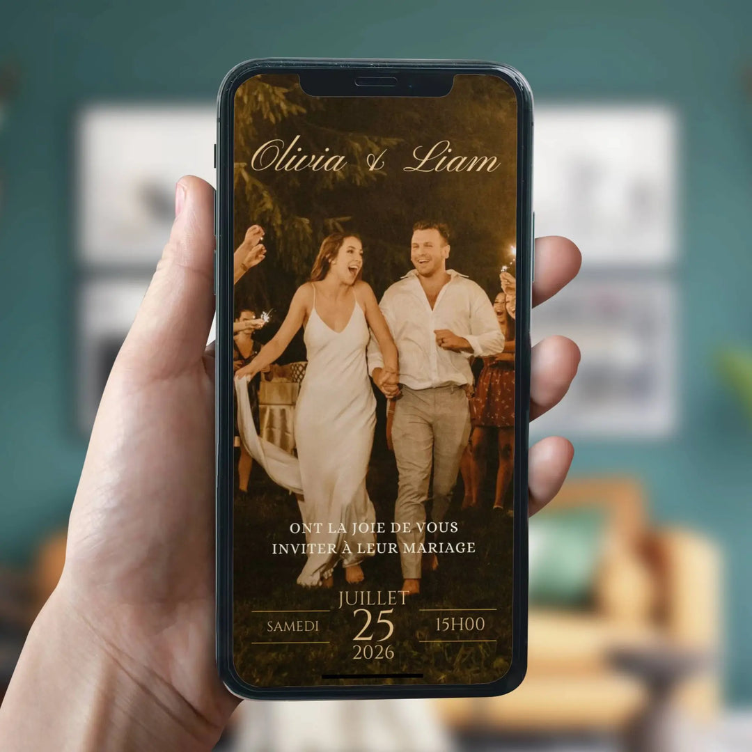 Invitation mariage originale au style bohème avec un couple joyeux tenant une main, affichée sur smartphone.