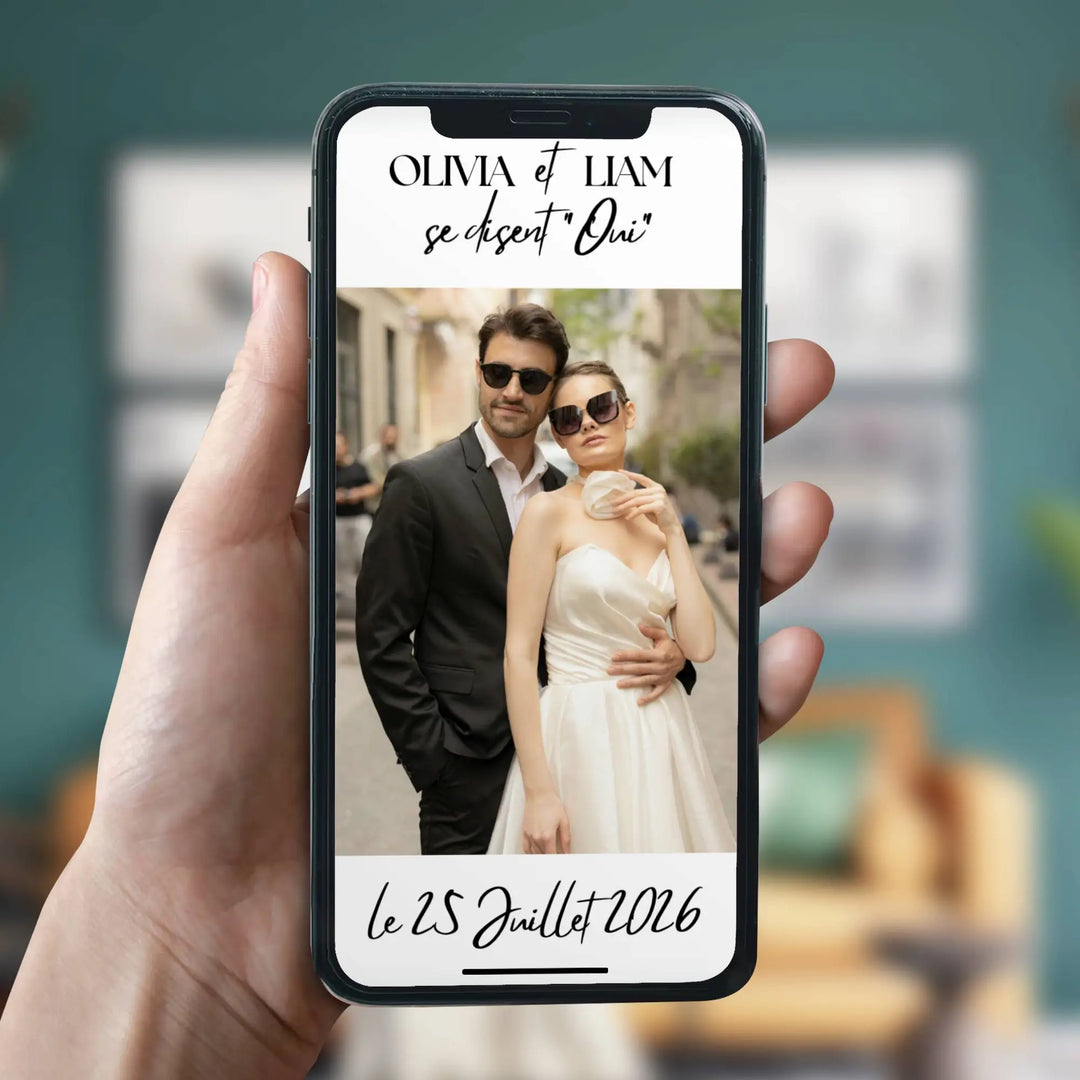 Invitation mariage originale digitale affichée sur smartphone avec photo du couple et date personnalisée.