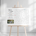Charger l'image dans la visionneuse de la galerie, Affiche de jeu de labyrinthe de mariage personnalisée  posée sur chevalet en bois, avec départ bleu et arrivée rouge à relier sur une grande grille, style jeu ludique pour invité. Décor élégant minimaliste, ambiance chic de réception.
