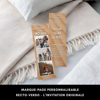Marque-page d'invitation personnalisable recto-verso pour un anniversaire 40 ans posé sur un plaid beige, avec photos souvenirs au recto et détails de la soirée au verso.