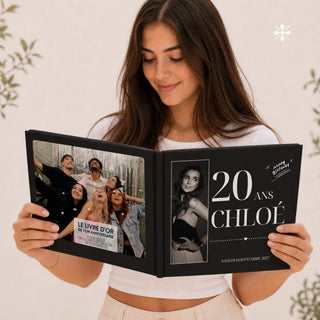 Femme tenant le livre d'or personnalisable anniversaire 20 ans ouvert, couverture au prénom Chloé