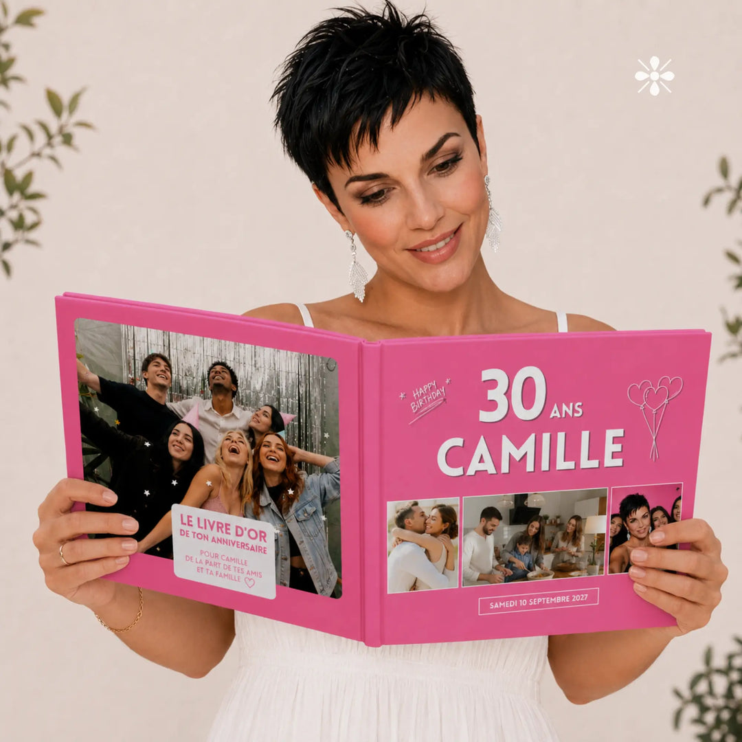 Femme tenant le livre d'or personnalisable anniversaire 30 ans ouvert, couverture au prénom Camille
