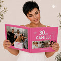 Femme tenant le livre d'or personnalisable anniversaire 30 ans ouvert, couverture au prénom Camille