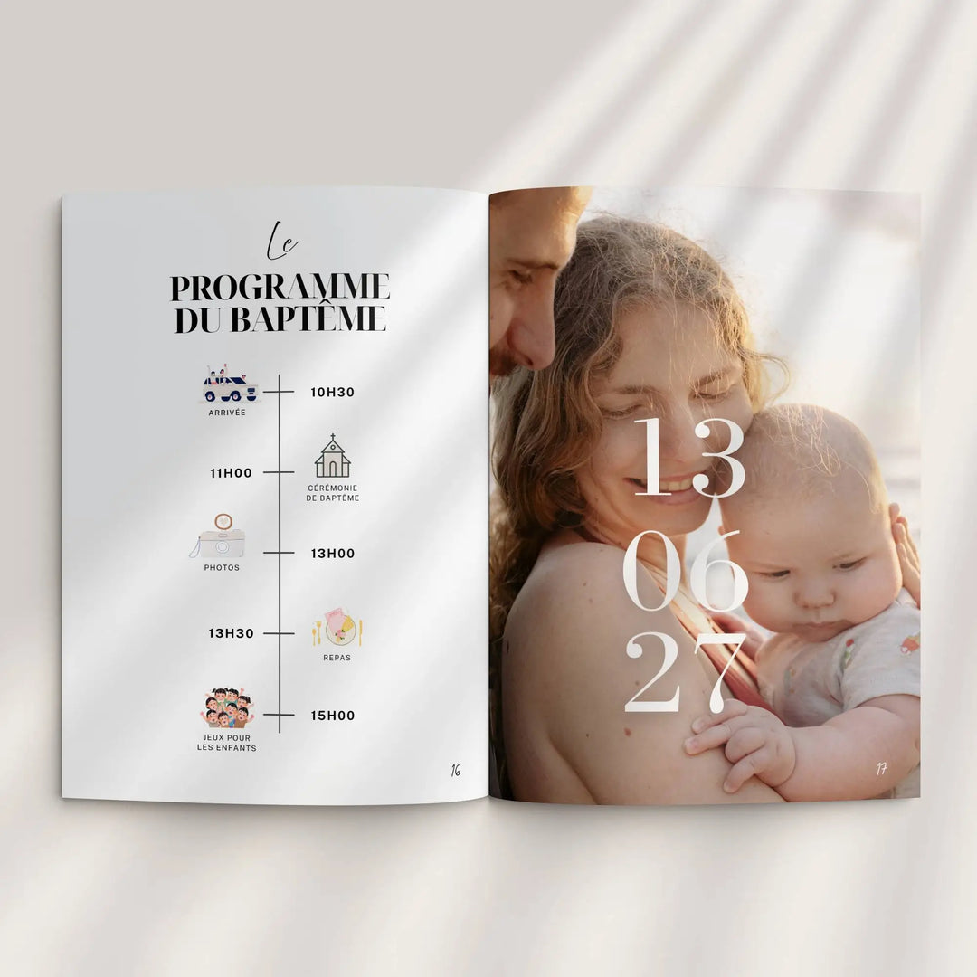 Photo du programme baptême avec une photo du bébé dans un journal personnalisé baptême.