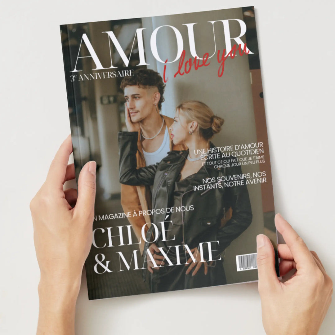 Mains tenant un magazine personnalisable pour faire un cadeau pour elle ou pour lui en couple.
