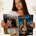 Photo d'une jeune femme tenant son propre magazine personnalisé pour ses 18 ans, cadeau de ses amies.
