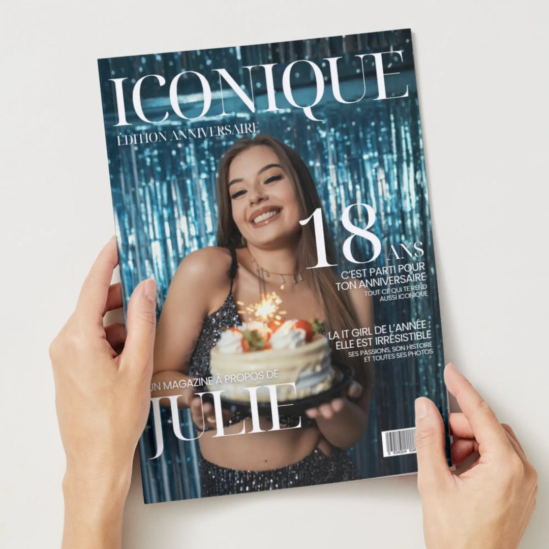 Magazine personnalisé 18 ans tenu dans les mains.