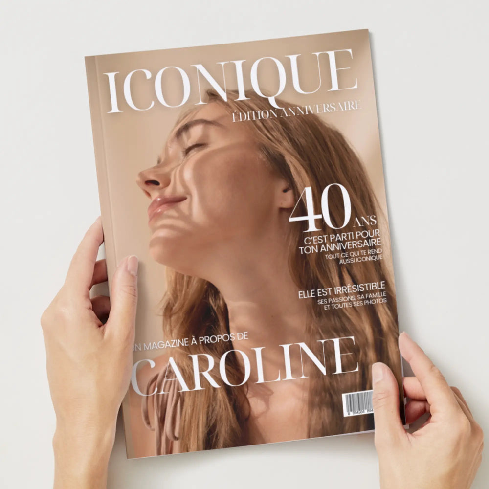 Magazine personnalisé anniversaire femme 40 ans tenu dans les mains.