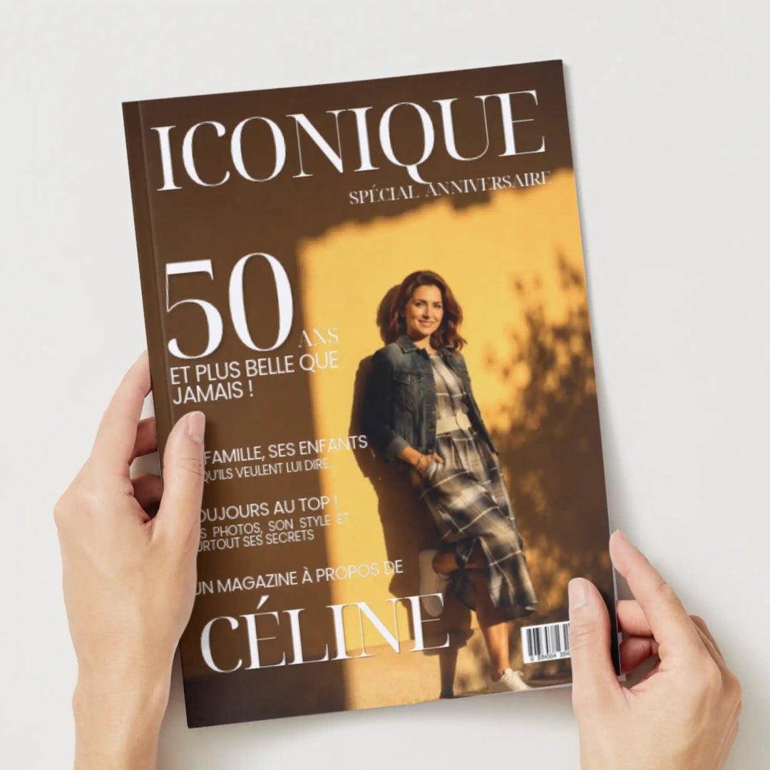 Mains tenant la couverture du magazine Iconique personnalisable anniversaire 50 ans