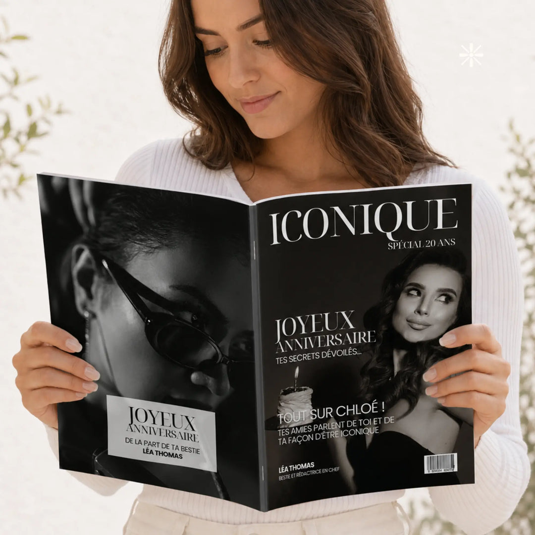 Photo d'une jeune femme tenant son propre magazine personnalisé pour ses 20 ans, cadeau de ses amies.