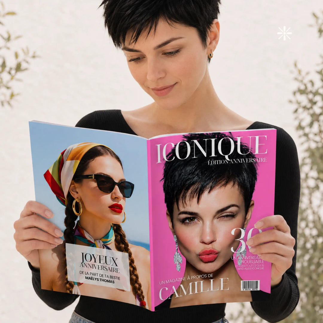 Photo d'une jeune femme tenant son propre magazine personnalisé pour ses 30 ans, cadeau de ses amies et sa famille.