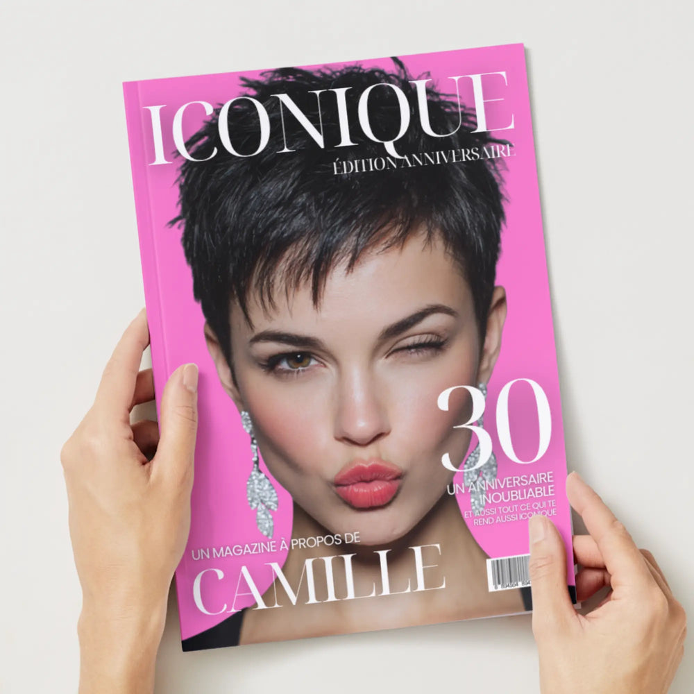 Magazine personnalisé anniversaire femme 30 ans tenu dans les mains.