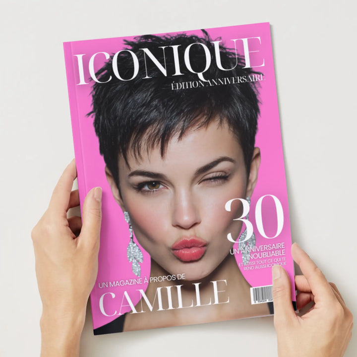 Magazine personnalisé anniversaire femme 30 ans tenu dans les mains.
