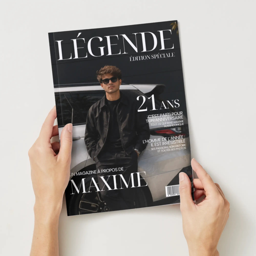 Magazine personnalisé homme tenu dans les mains.