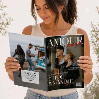 Femme tenant un magazine personnalisé pour l'anniversaire couple, idée cadeau.