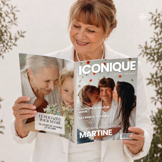 Magazine personnalisé mamie ouvert par une grand-mère, idée cadeau de noël ou fête des grands-mères