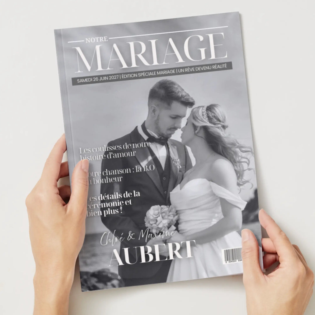Photo d'un magazine personnalisé de mariage dans les mains, un cadeau invité de mariage unique.