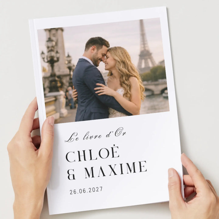 Photo montrant le livre d'or A4 personnalisé de mariage dans les mains.