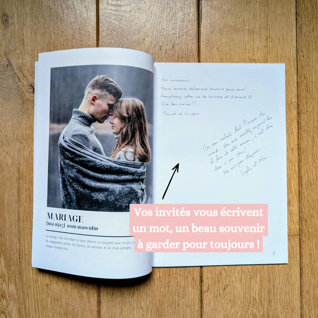 Photo montrant le livre d'or mariage personnalisé avec des écritures des invités à l'intérieur.