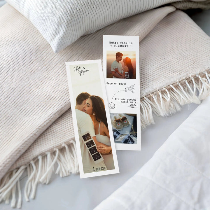 Beau marque-page sur une couverture avec une photo d'un couple tenant une échographie. Annonce grossesse originale, souvenir à conserver.