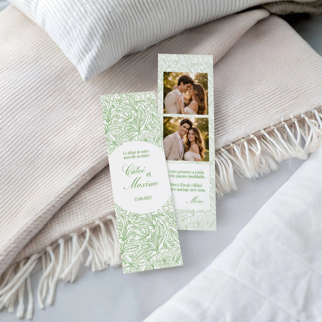 Marque-page cadeau invité mariage aux couleurs vertes avec des photos et la date du mariage sur une couverture.