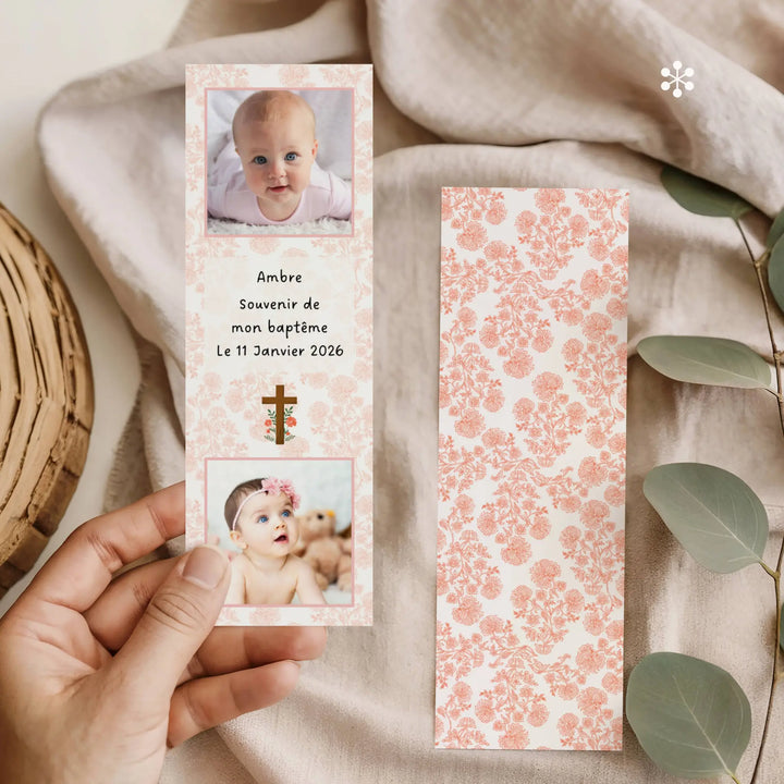 Photo du marque-page baptême fille comme cadeau invité à personnaliser sur Canva.