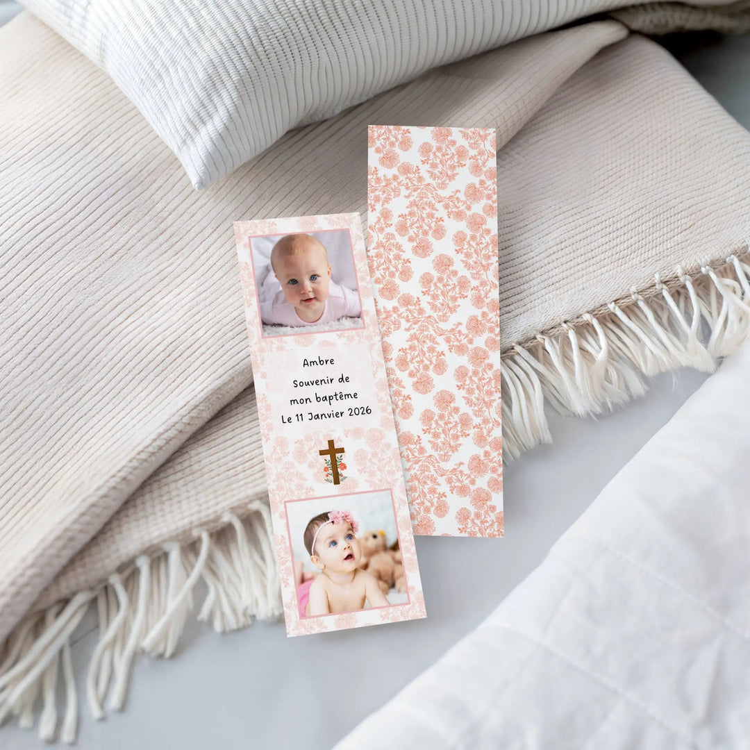 Photo du marque-page baptême fille sur une couverture.