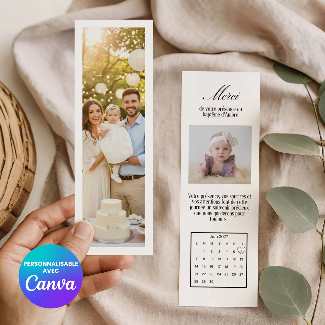 Marque-page baptême remerciement tenu dans une main sur un beau fond avec une branche.