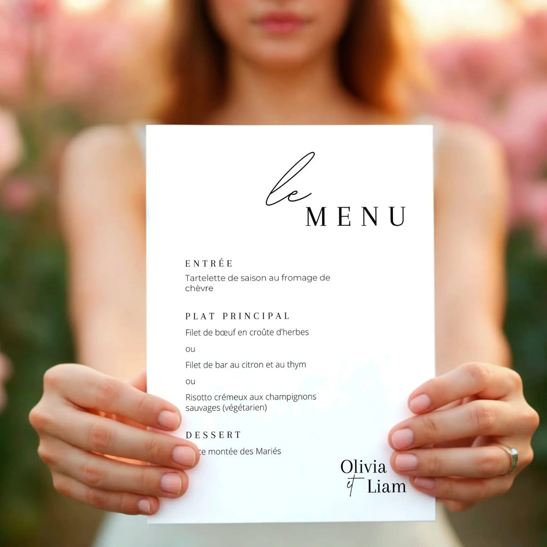 Menu de mariage minimaliste tenu en main – papeterie élégante personnalisable et imprimable.