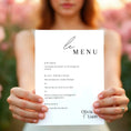 Charger l'image dans la visionneuse de la galerie, Menu de mariage minimaliste tenu en main – papeterie élégante personnalisable et imprimable.
