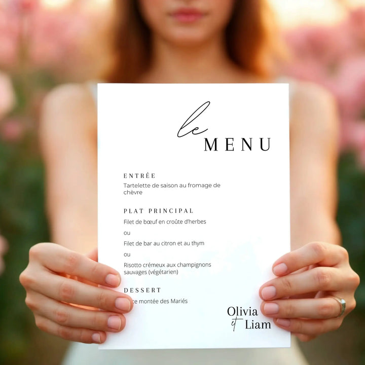 Menu de mariage minimaliste tenu en main – papeterie élégante personnalisable et imprimable.