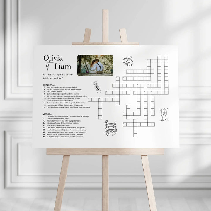 Grand panneau de mots croisés personnalisés pour mariage, présenté sur un chevalet, avec grille, définitions et photo des mariés.