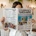 Une personne tient une gazette familiale personnalisée, avec jeux, mots mêlés, mots croisés, messages pour les grands-parents et photos du mois.
