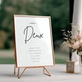 Charger l'image dans la visionneuse de la galerie, Numéro de table mariage élégant minimaliste – panneau personnalisable avec prénoms des invités.
